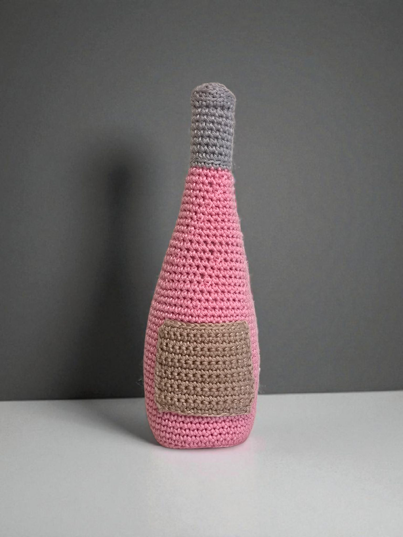 Peluche “Rosé Chic” au crochet 🖤 Bouteille décorative artisanale