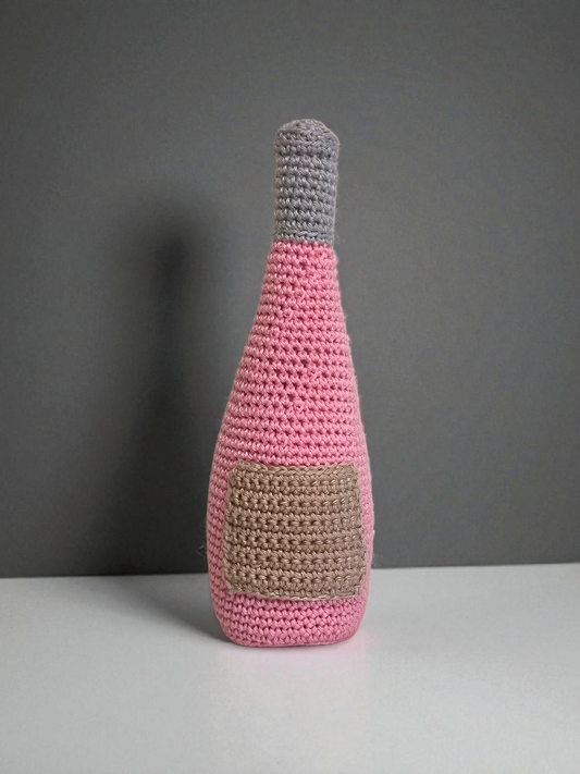 Peluche “Rosé Chic” au crochet 🖤 Bouteille décorative artisanale